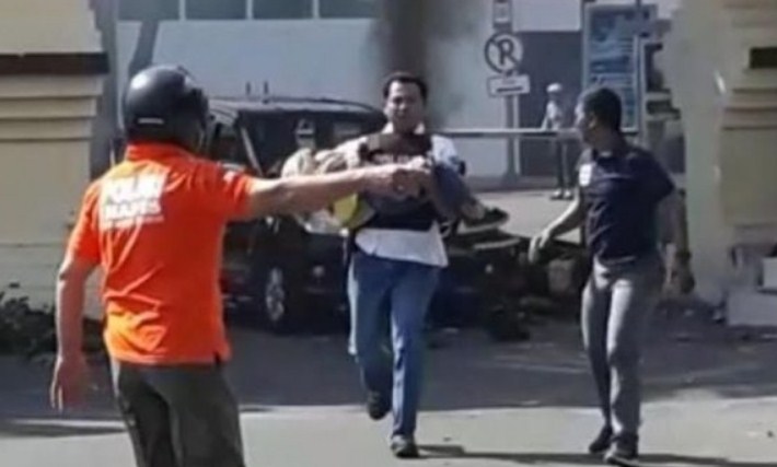 Heroik,-Seorang-Polisi-Selamatkan-Anak-Pelaku-Bom-Setelah-Ledakan-Mapolrestabes-Surabaya
