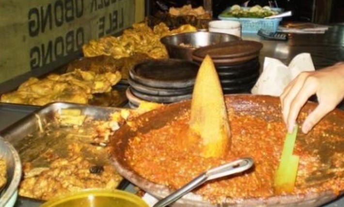 Kelewat Enak, Kuliner Malam di Surabaya Ini Tak Pernah Sepi Pembeli